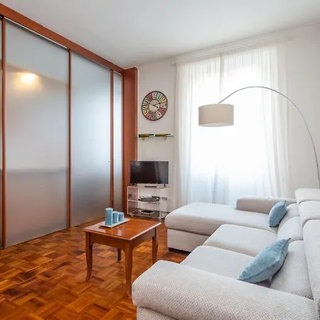 Modern 2bdr Vibrant Prati Neighborhood Apartment *